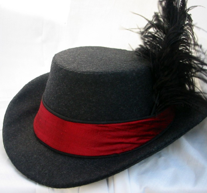 Мужская шляпа сканворд 7. Викторианская шляпа мужская. Викторианские головные уборы мужские. Старинные шляпы мужские. Румынский головной убор мужской.